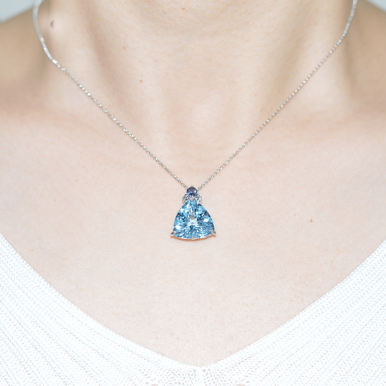 K18WGブルートパーズネックレス 装着画像