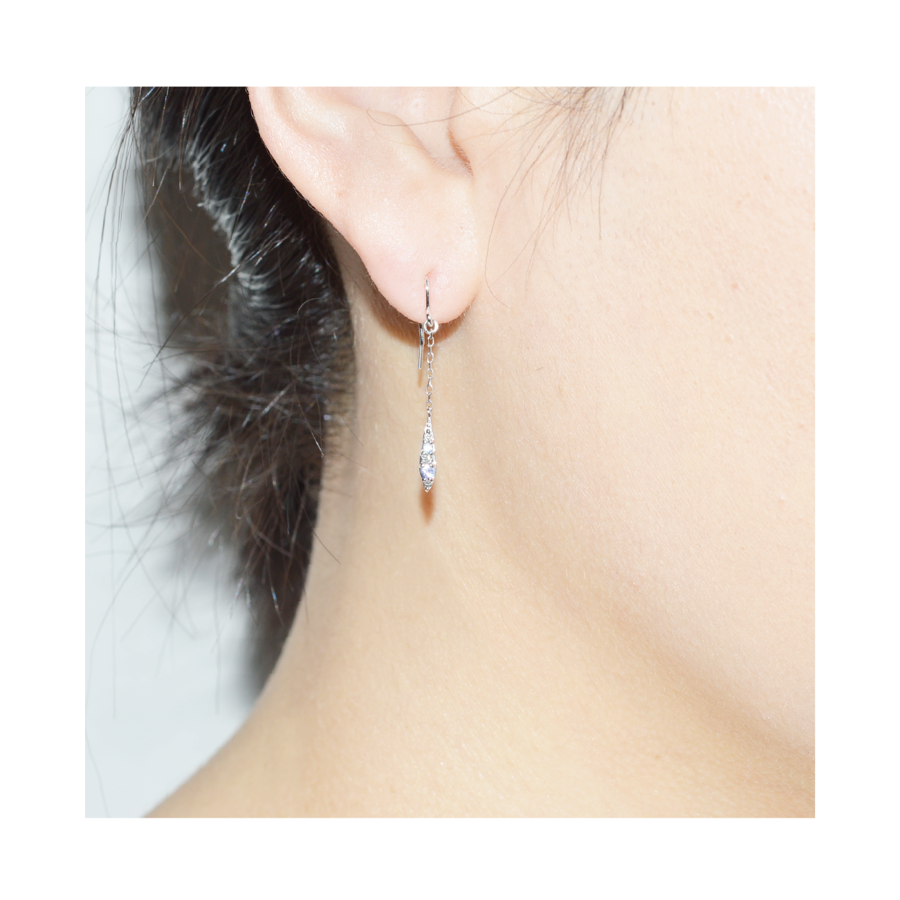 K10WGタンザナイトジプシーピアス 装着画像