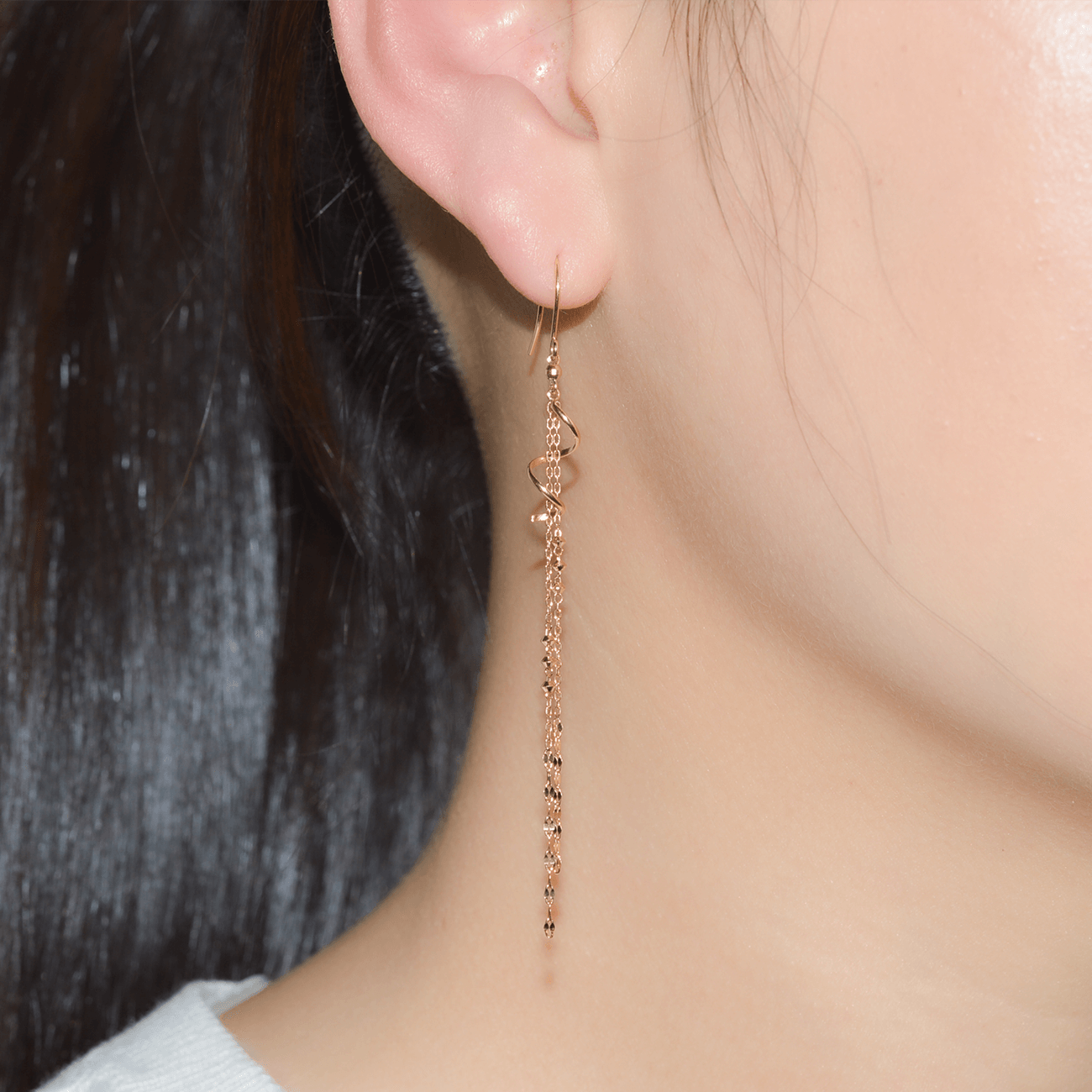 K18ロングチェーンピアス 装着画像