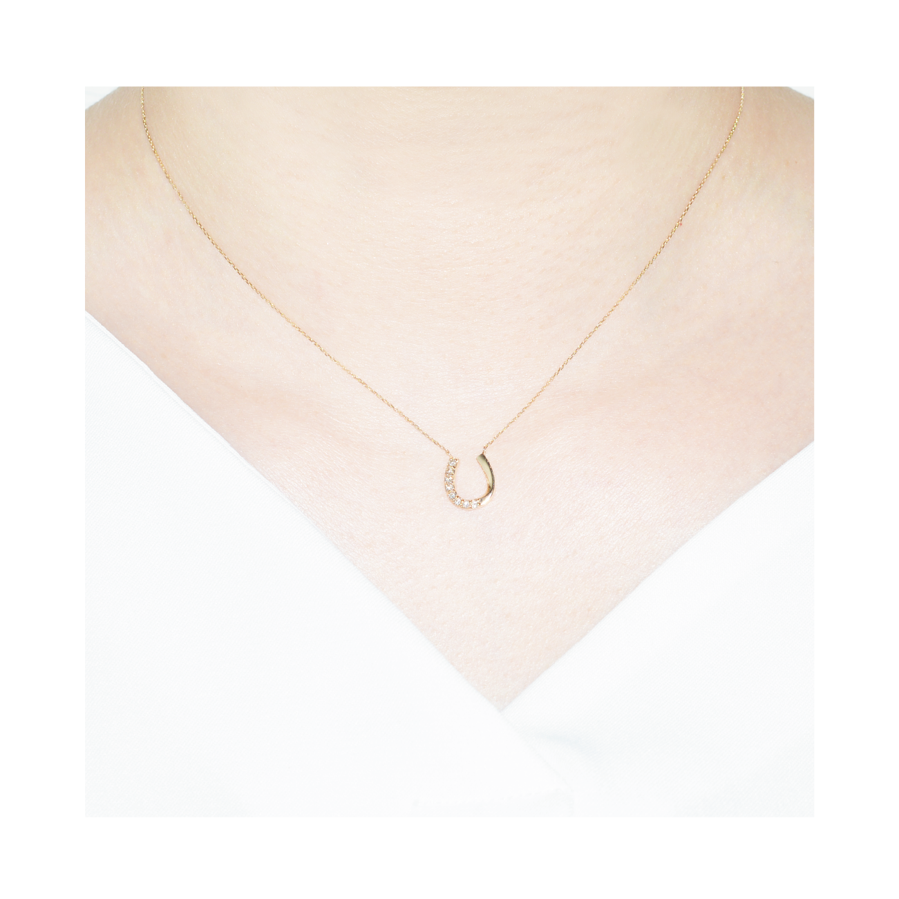 K10YGダイヤ馬蹄ネックレス 装着画像