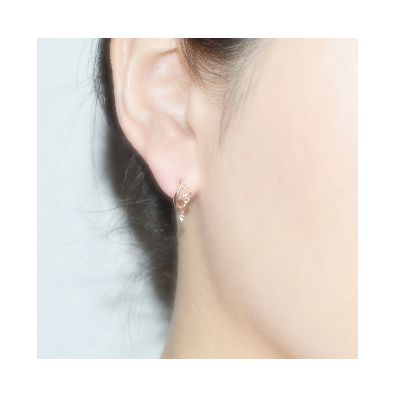 K10PGホワイトトパーズピアス 装着画像