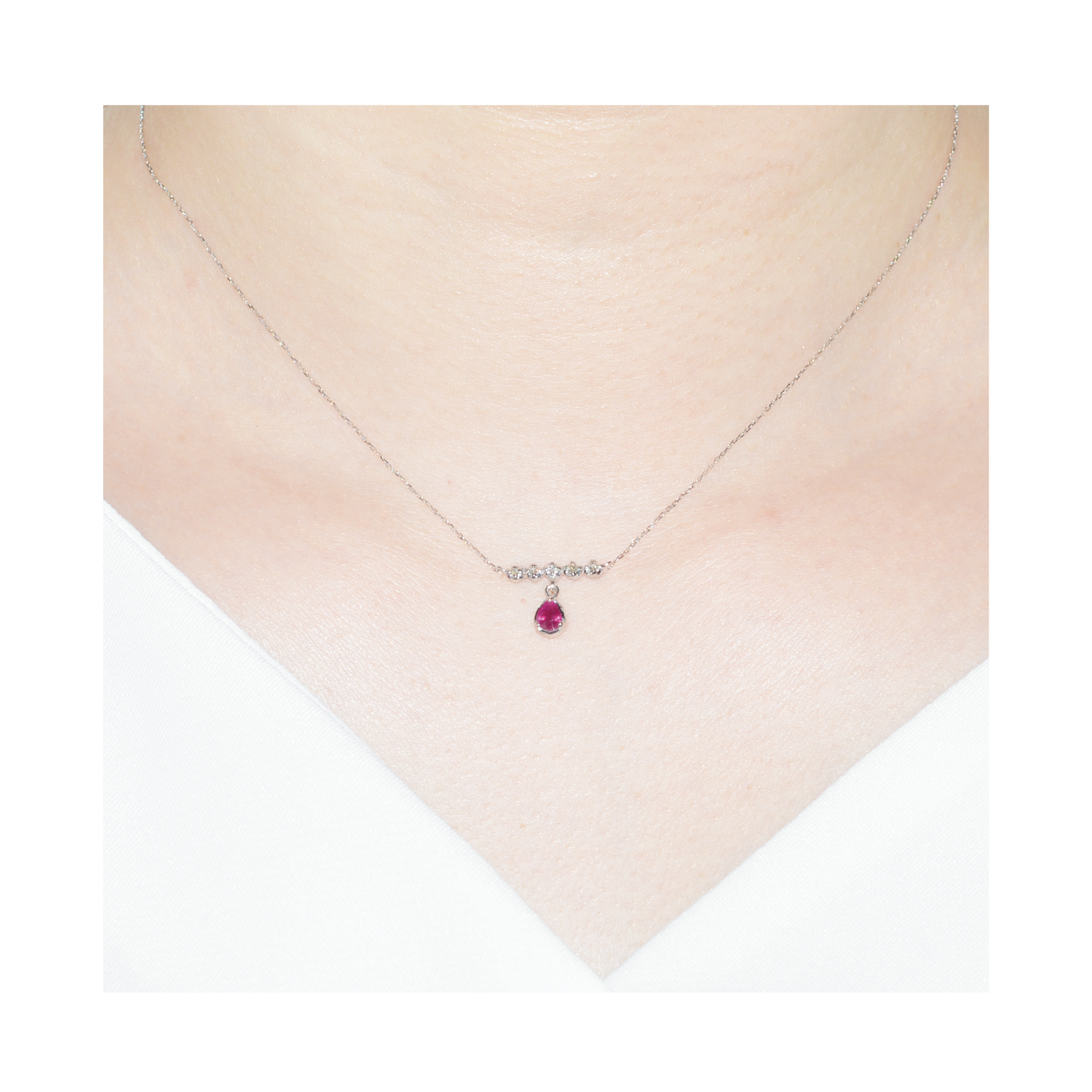 K10WGルビーネックレス 装着画像