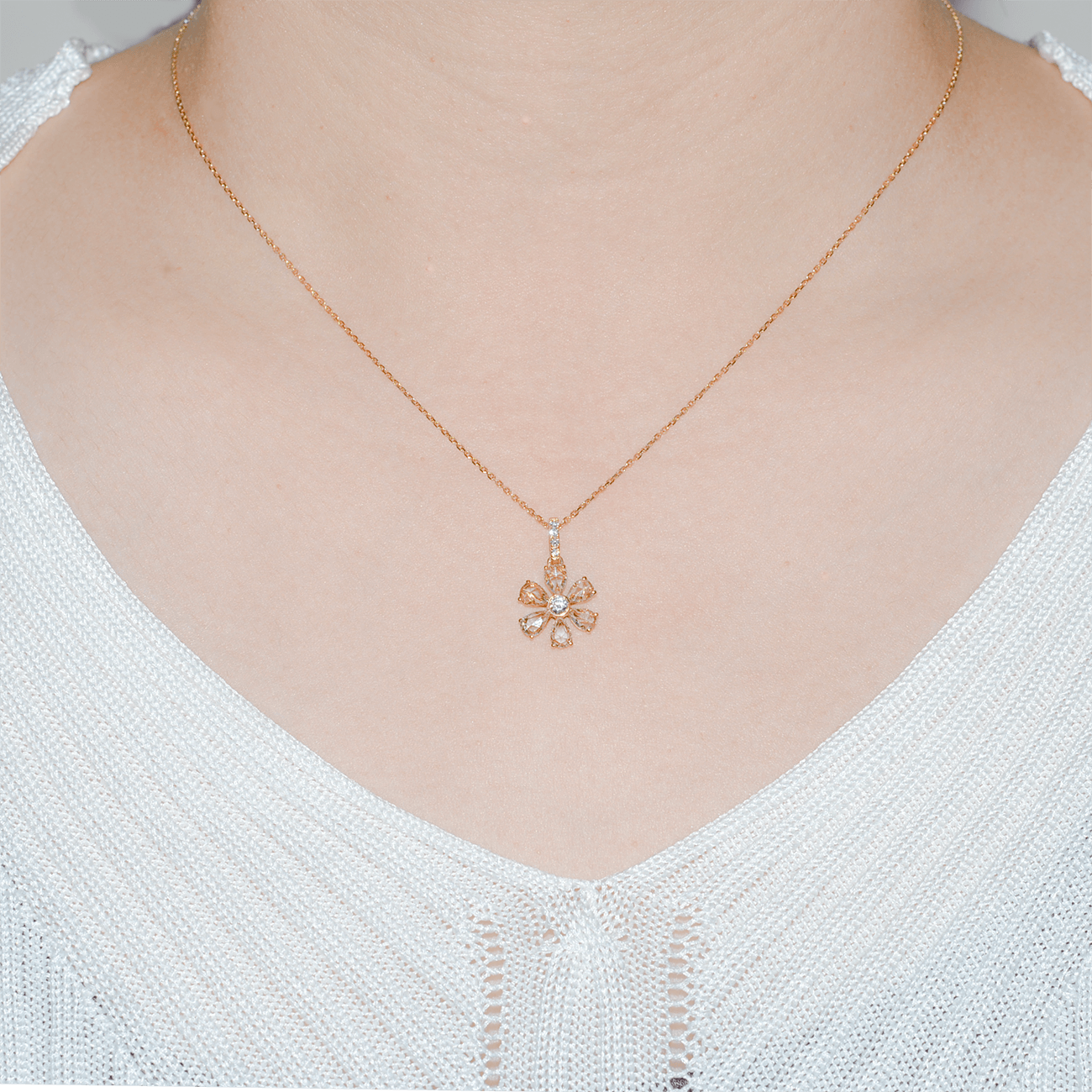 K18ローズカットダイヤモンドネックレス 装着画像