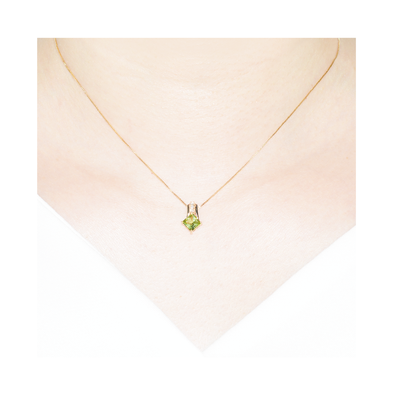 K10YGペリドットネックレス 装着画像