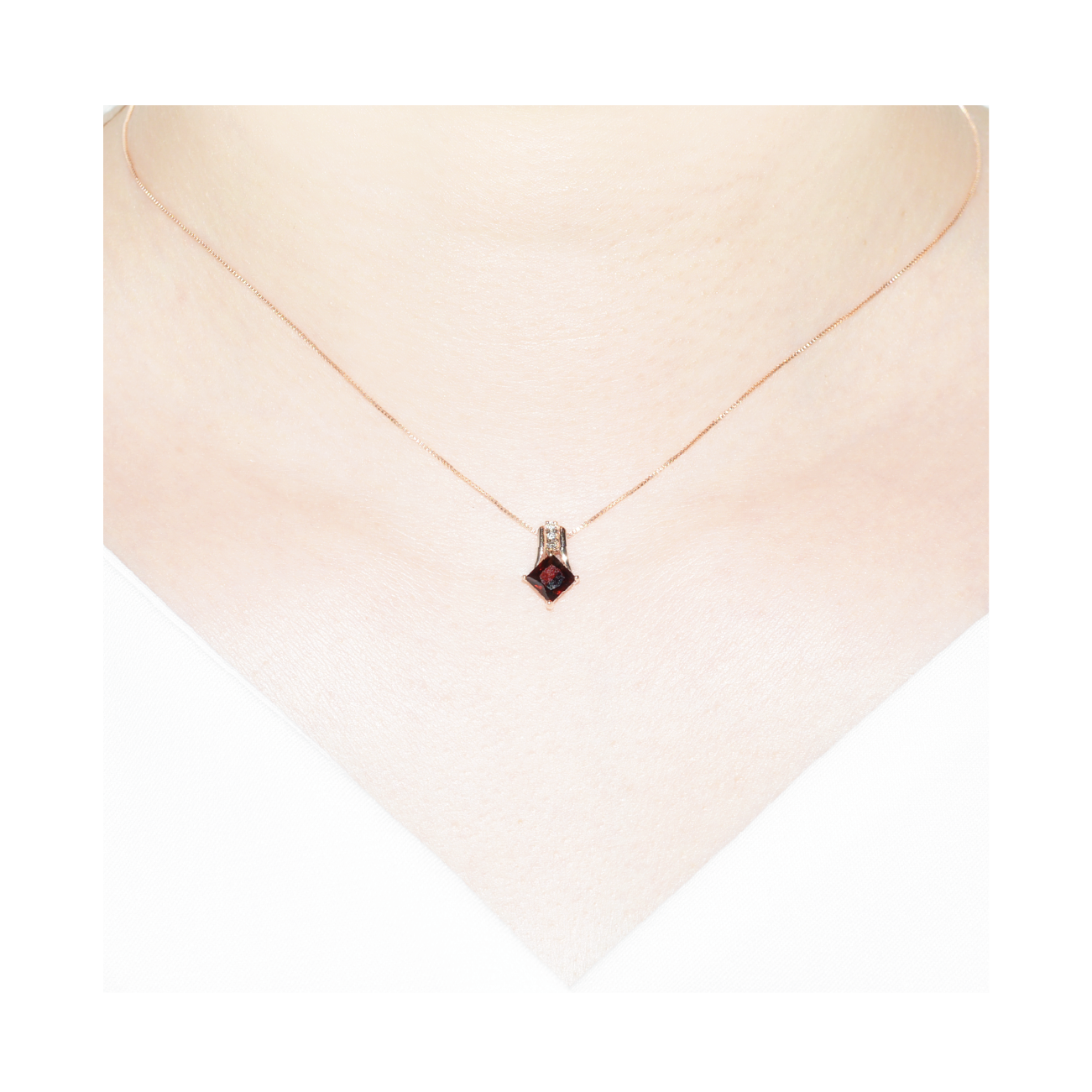 K10PGガーネットネックレス 装着画像