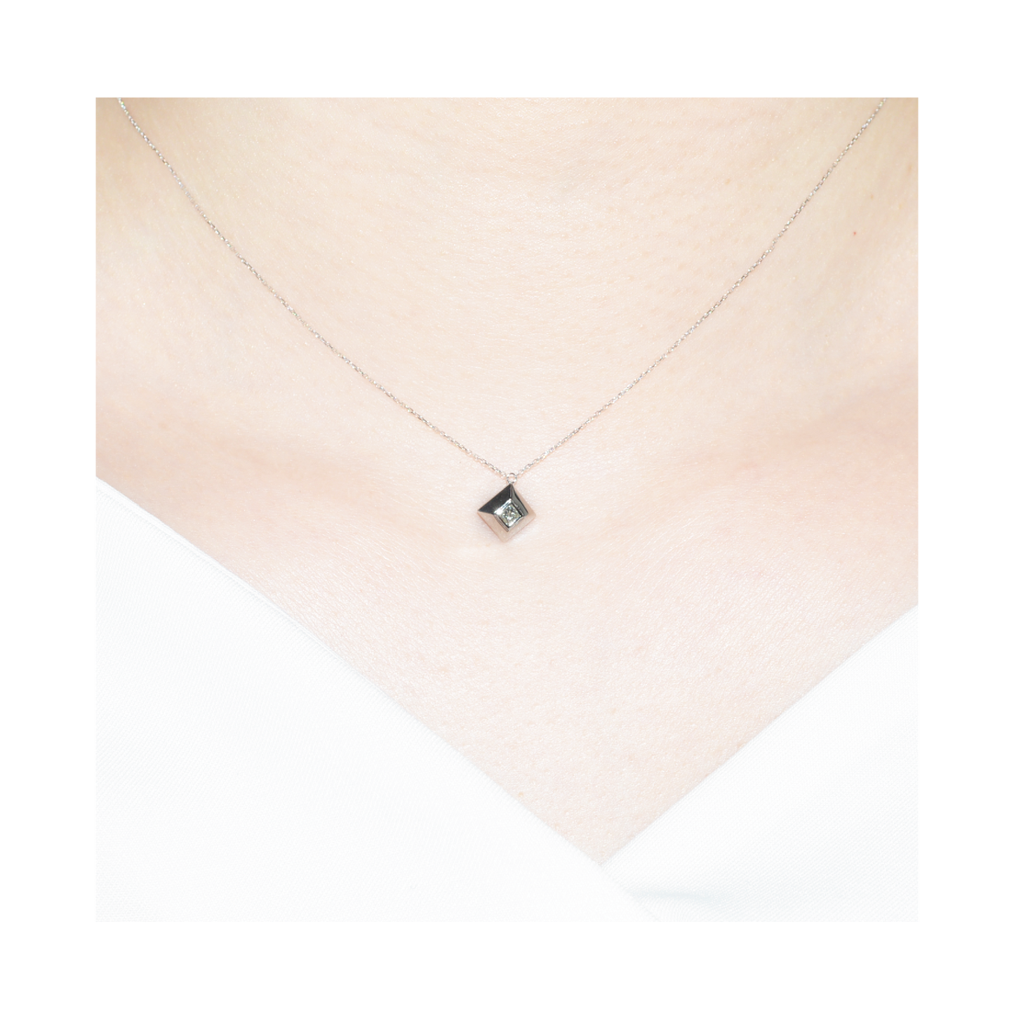 K10WGダイヤネックレス 装着画像