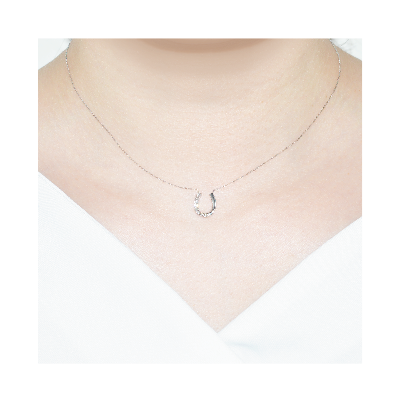 K10WGダイヤ馬蹄ネックレス 装着画像