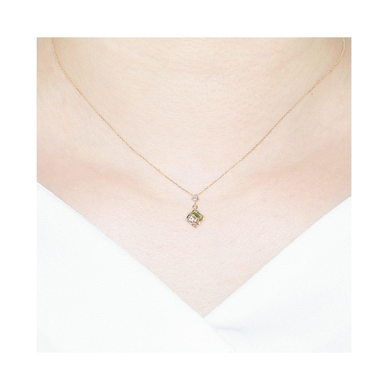 K10YGペリドットネックレス 装着画像