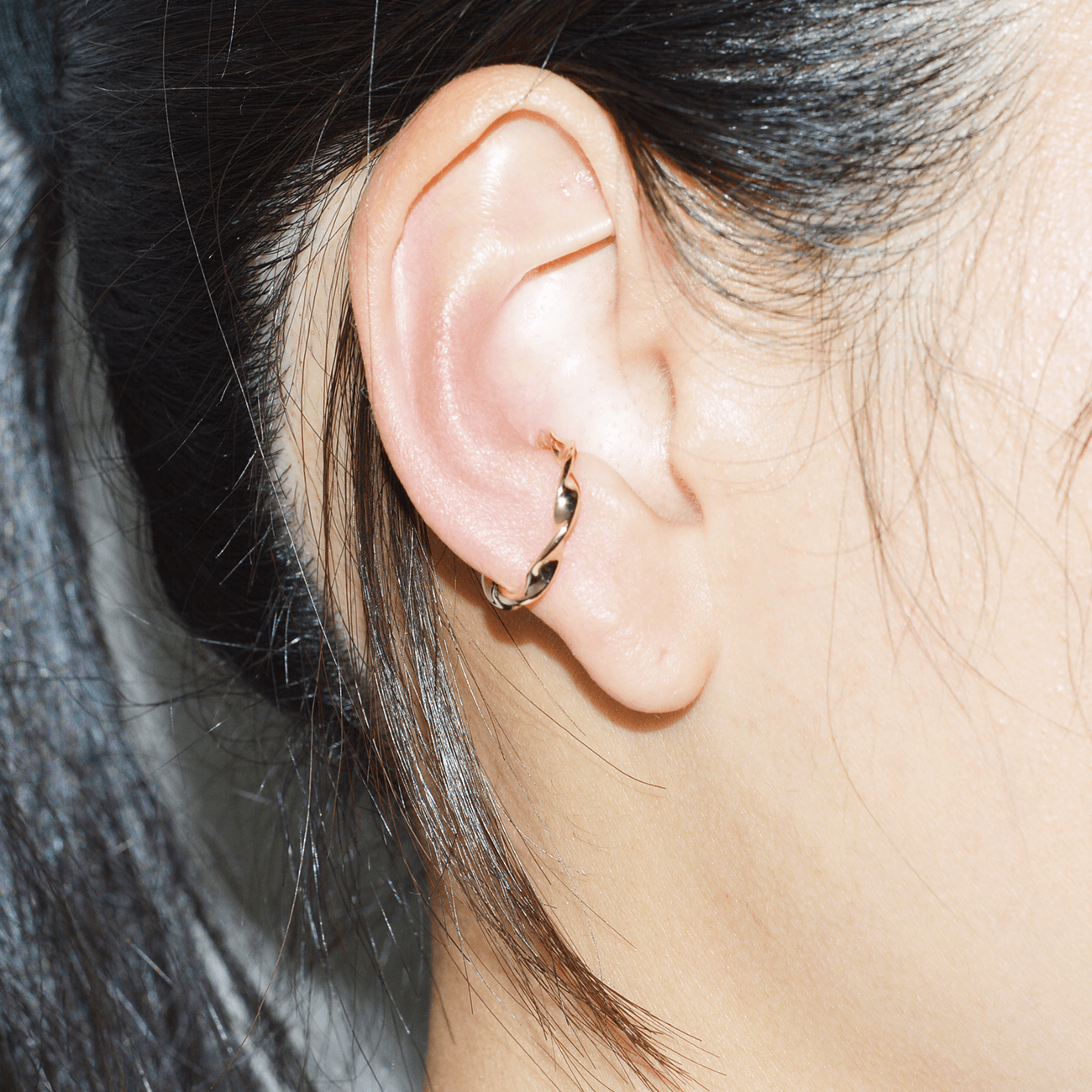 K10YGスパイラルイヤーカフ 装着画像