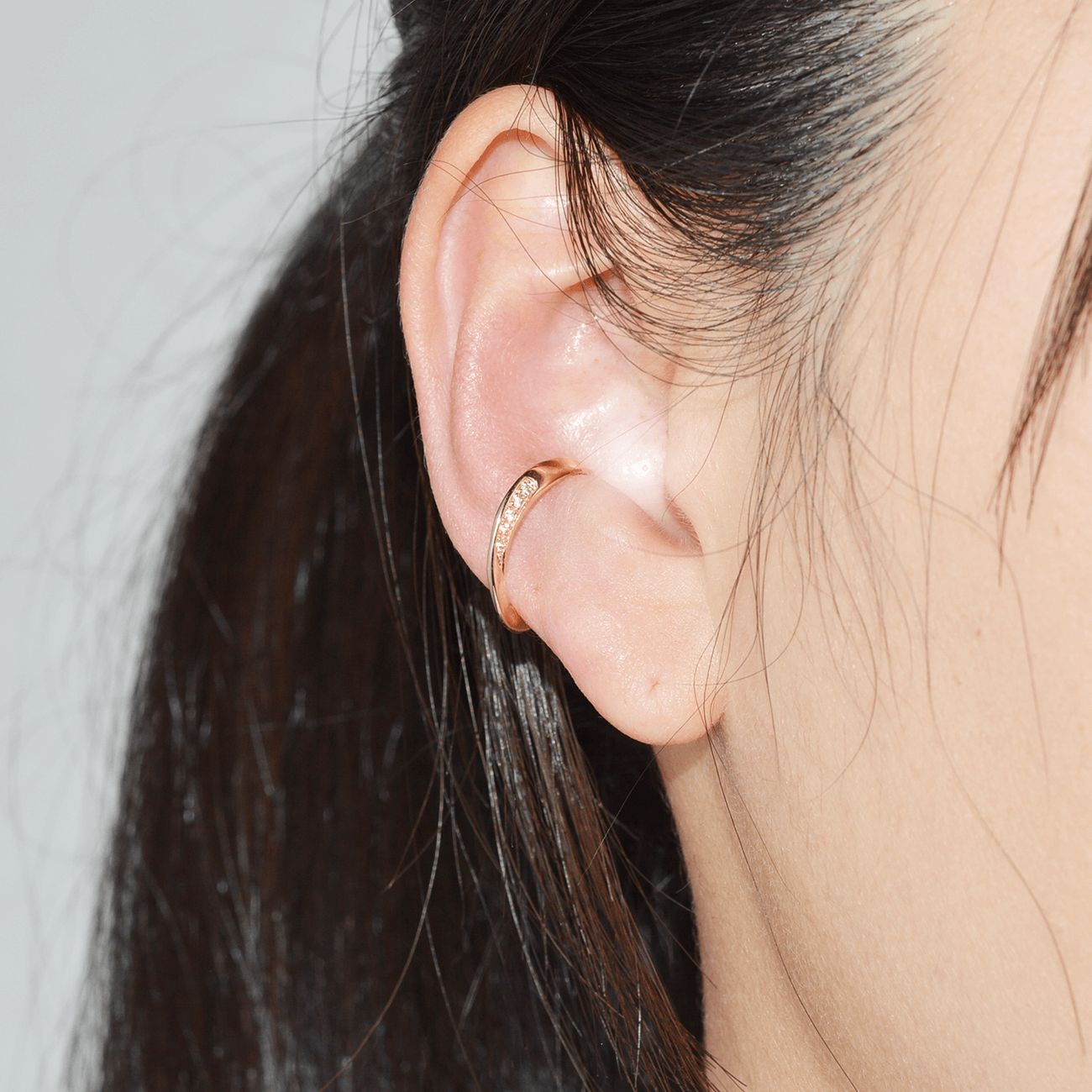 K10YGウェーヴイヤーカフ 装着画像