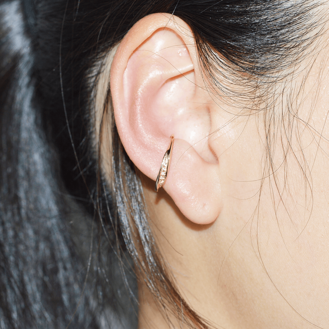 K10YGウェーヴイヤーカフ 装着画像