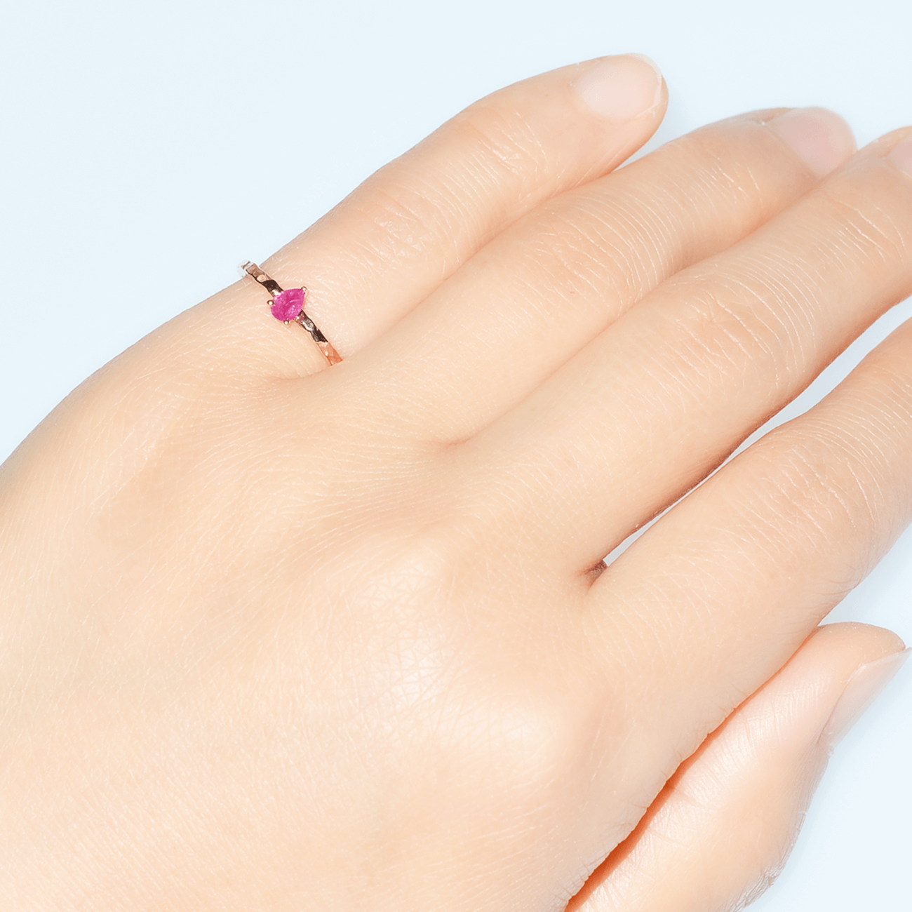 K10YGルビーピンキーリング 装着画像