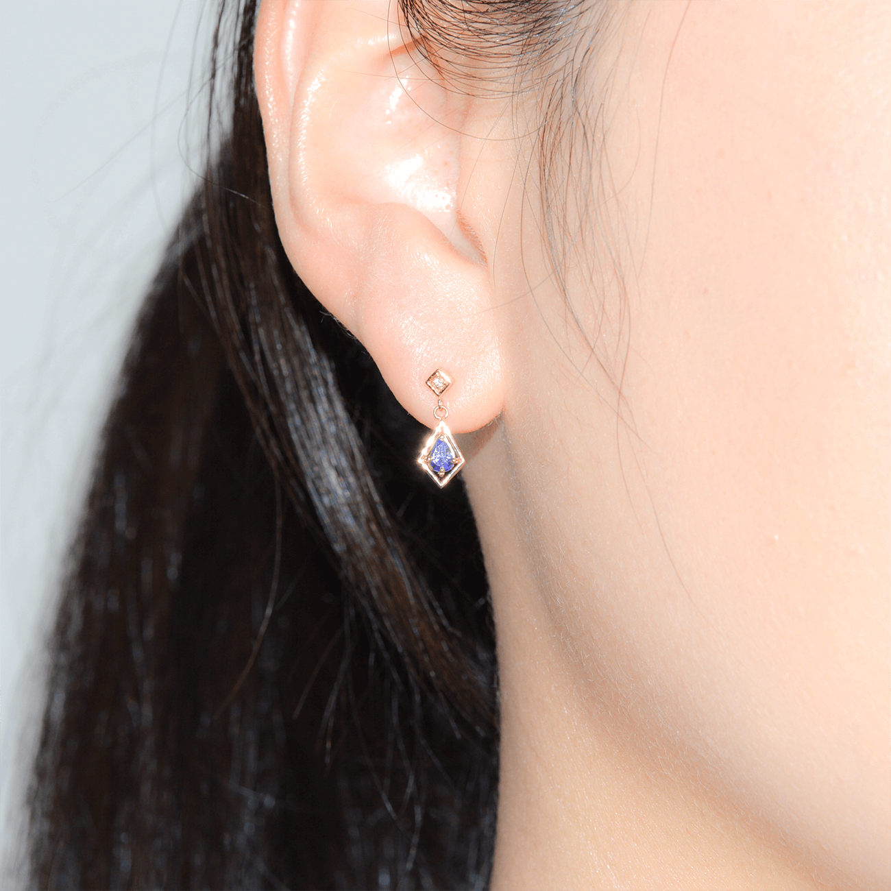 K10YGタンザナイトピアス 装着画像