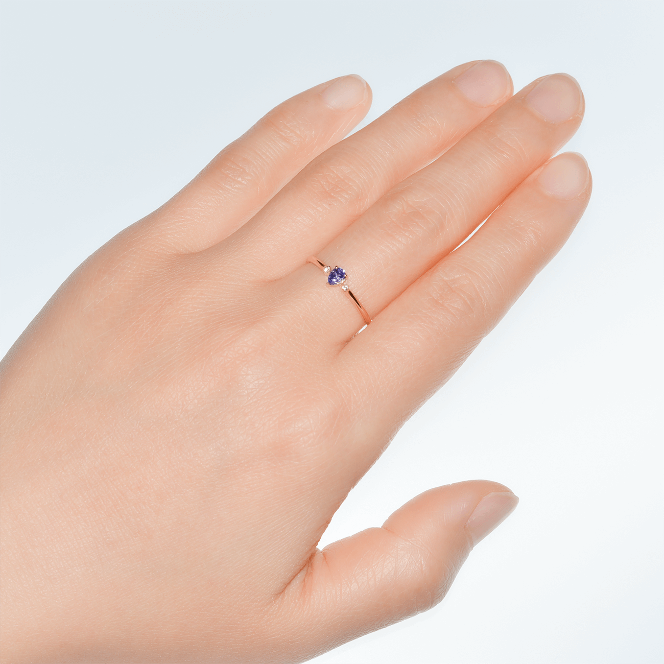 K10YGタンザナイトリング 装着画像