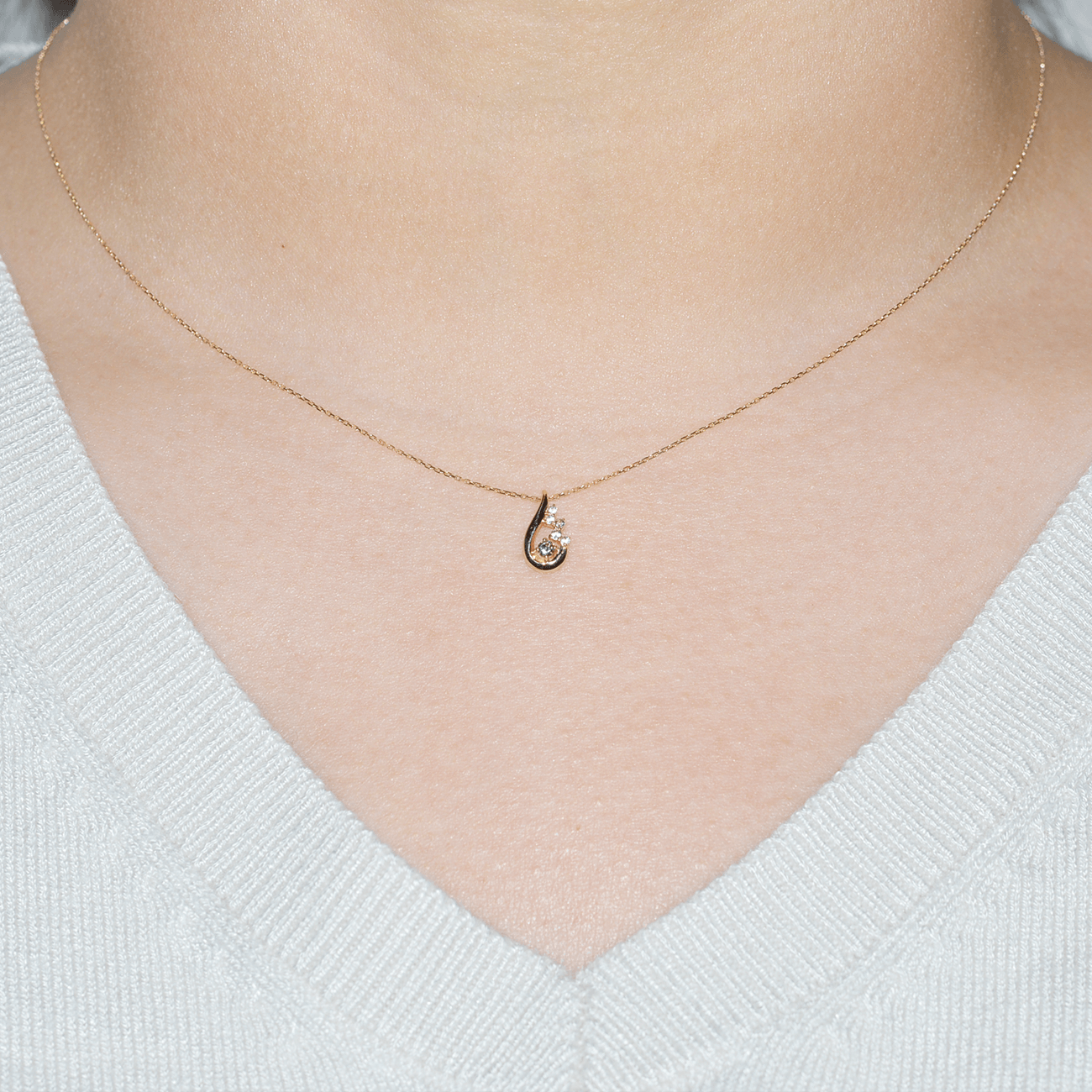 K10YGホワイトトパーズ&ダイヤネックレス 装着画像