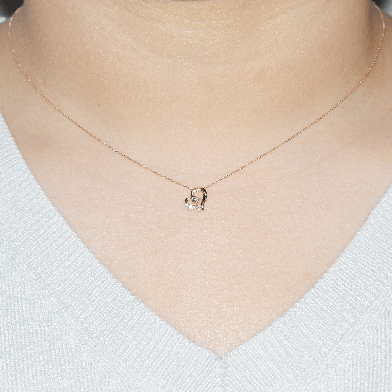 K10PGホワイトトパーズ&ダイヤネックレス 装着画像