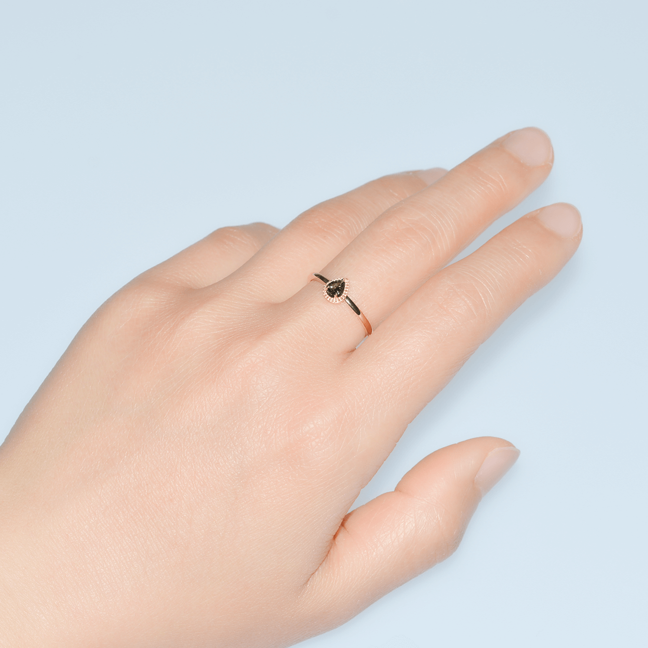 K10YGカラーチェンジガーネットリング 装着画像