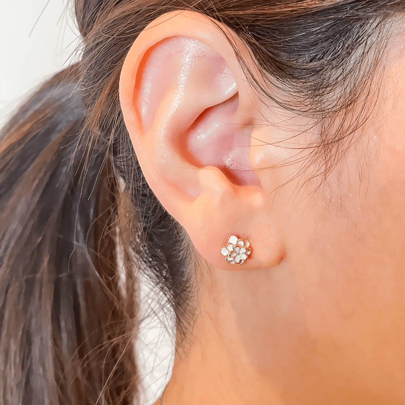 K18カスミソウピアス 装着画像