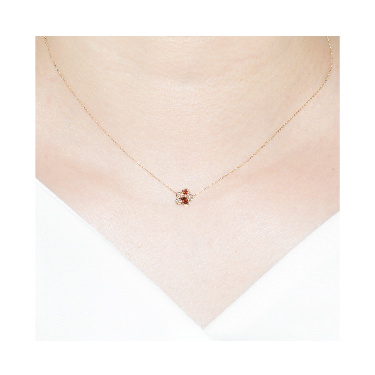 K10YGガーネットネックレス 装着画像