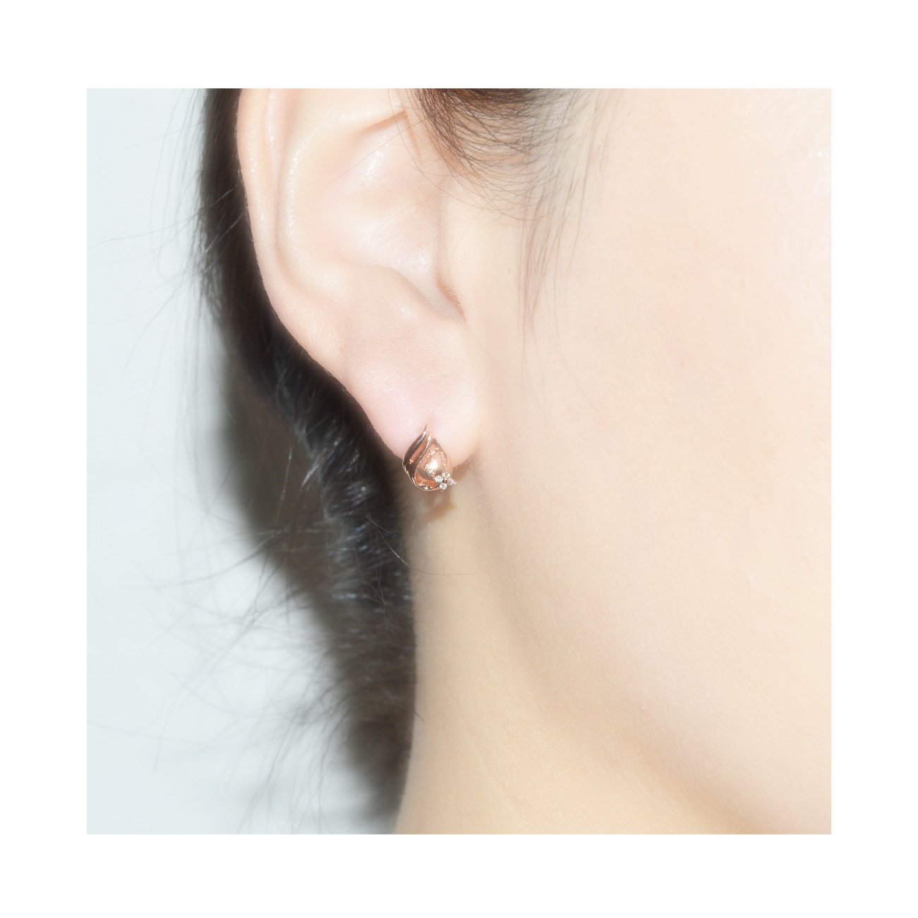 K10PGホワイトトパーズピアス 装着画像