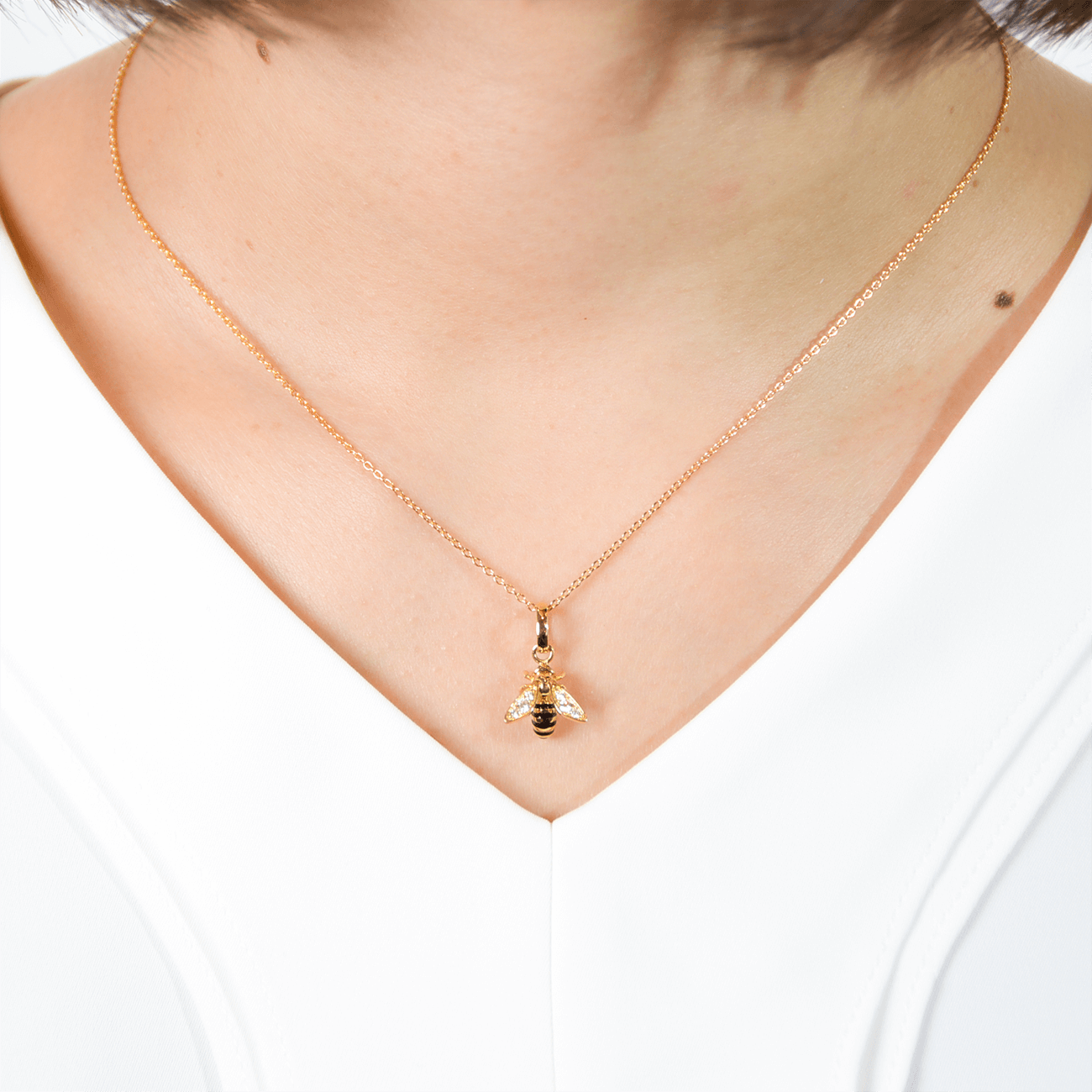 K18ミツバチ 蜂 ネックレス 装着画像