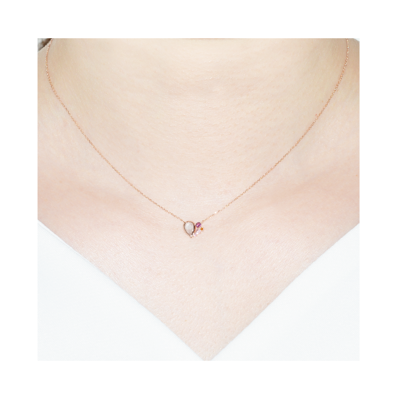 K10PGマルチカラーネックレス 装着画像