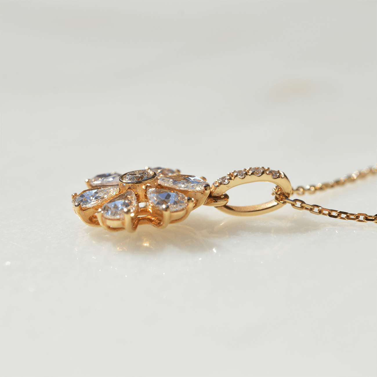 K18ローズカットダイヤモンドネックレスの横からの画像