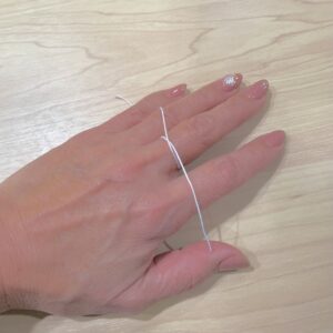 紐で指のサイズを測る